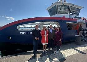 v.l.n.r.: Oberbürgermeister Ulf Kämpfer, Verkehrsstaatssekretärin Susanne Henckel, SFK-Geschäftsführer Andreas Schulz und Sabine Schirdewahn, Leiterin des Eigenbetriebs Beteiligungen.