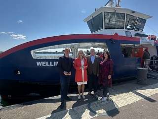 v.l.n.r.: Oberbürgermeister Ulf Kämpfer, Verkehrsstaatssekretärin Susanne Henckel, SFK-Geschäftsführer Andreas Schulz und Sabine Schirdewahn, Leiterin des Eigenbetriebs Beteiligungen.