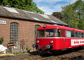 Roter Schienenbus am Bahnhof von Kappeln.