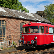 Roter Schienenbus am Bahnhof von Kappeln.