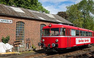 Roter Schienenbus am Bahnhof von Kappeln.