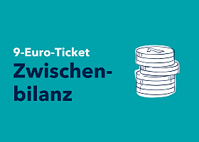Text auf türkiser Fläche: 9-Euro-Ticket: Zwischenbilanz