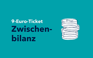 Text auf türkiser Fläche: 9-Euro-Ticket: Zwischenbilanz