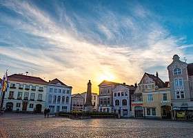 Blick auf den Marktplatz in Eutin. Alte Häuser. Tiefstehende Sonne