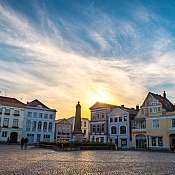 Blick auf den Marktplatz in Eutin. Alte Häuser. Tiefstehende Sonne