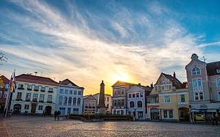 Blick auf den Marktplatz in Eutin. Alte Häuser. Tiefstehende Sonne