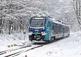 RB 76 fährt durch die winterliche Welt.