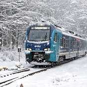 RB 76 fährt durch die winterliche Welt.