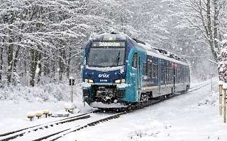 RB 76 fährt durch die winterliche Welt.