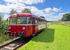 Roter Schienenbus im Grünen
