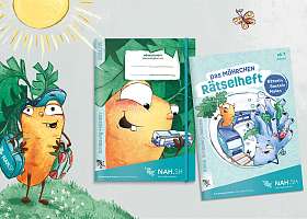 Kiki Karotte präsentiert das NAH.SH-Hausaufgaben- und Rätselheft im NAH.SH-Design