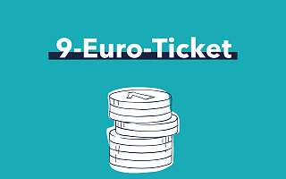 9-Euro-Ticket Schriftzug mit Münzen auf türkisem Hintergrund