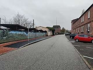 Links neu eingerichtete Haltestelle vor dem Bahnhof Itzehoe