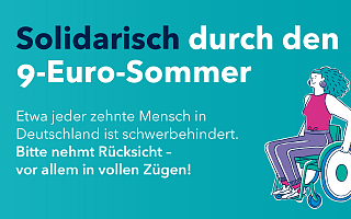 Solidarisch durch den 9 Euro Sommer Schriftzug auf türkisem Hintergrund