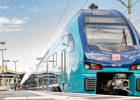 Zug in NAH.SH Design an Bahngleis