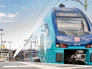 Zug in NAH.SH Design an Bahngleis