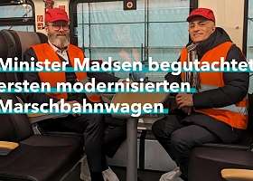 Verkehrsminister Claus Ruhe Madsen macht sich mit Müslüm Yakisan, DACH-Präsident von Alstom, im Alstom-Werk in Hennigsdorf ein Bild von den Refresh-Arbeiten an den Marschbahnzügen. 