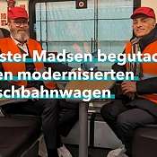 Verkehrsminister Claus Ruhe Madsen macht sich mit Müslüm Yakisan, DACH-Präsident von Alstom, im Alstom-Werk in Hennigsdorf ein Bild von den Refresh-Arbeiten an den Marschbahnzügen. 