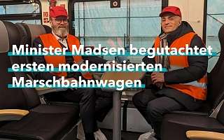 Verkehrsminister Claus Ruhe Madsen macht sich mit Müslüm Yakisan, DACH-Präsident von Alstom, im Alstom-Werk in Hennigsdorf ein Bild von den Refresh-Arbeiten an den Marschbahnzügen. 