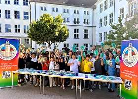 Man sieht viele Schülerinnen und Schüler mit den NAH.SH-Hausaufgabenheften.