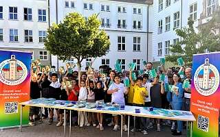 Man sieht viele Schülerinnen und Schüler mit den NAH.SH-Hausaufgabenheften.