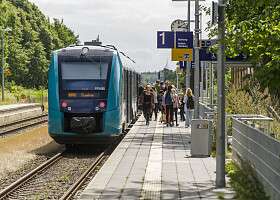 Zug im NAH.SH-Design am Bahnhaltepunkt
