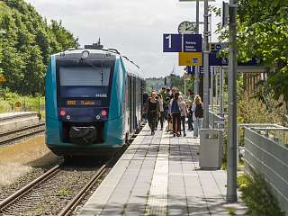 Zug im NAH.SH-Design am Bahnhaltepunkt
