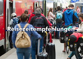 Menschen am Gleis mit Reisezeitempfehlungen Schriftzug