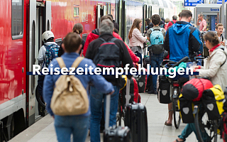 Menschen am Gleis mit Reisezeitempfehlungen Schriftzug