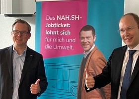 Staatssekretär Dr. Thilo Rohlfs und NAH.SH-Geschäftsführer Dr. Arne Beck vor NAH.SH Aufsteller