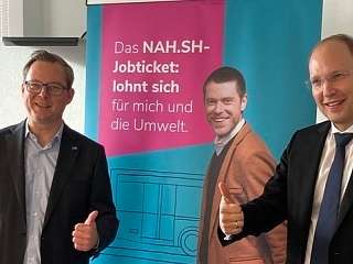 Ziehen Jobticket-Bilanz: Staatssekretär Dr. Thilo Rohlfs und NAH.SH-Geschäftsführer Dr. Arne Beck Staatssekretär Dr. Thilo Rohlfs und NAH.SH-Geschäftsführer Dr. Arne Beck vor NAH.SH Aufsteller