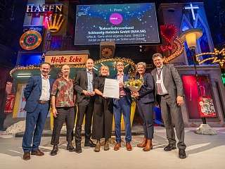 Menschengruppe bei der DTP Preisübergabe