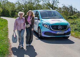 Junge Frau für ältere Dame glücklich vom NAHSUTTLE weg