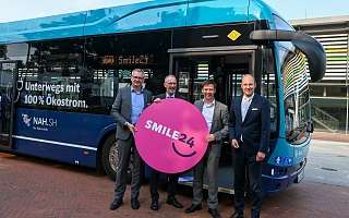 Vor einem NAH.SH-Bus stehen von links nach rechts Thomas Voerste, Fachbereichsleiter Jugend und Familie des Kreises Rendsburg-Eckernförde,  Dr. Wolfgang Buschmann, Landrat Kreis Schleswig-Flensburg, Verkehrs-Staatssekretär Tobias von der Heide und Dr. Arn