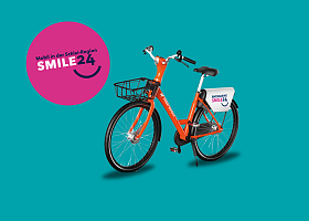 SMILE24 Fahrrad mit türkisem Hintergrund 