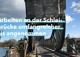 Gegengewicht der Schleibrücke mit Schriftzug