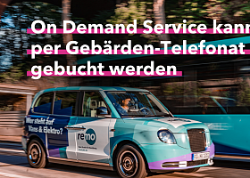 Shuttle-Fahrzeug vor einem Bus mit dem Schriftzug: On Demand Service kann per Gebärden-Telefon gebucht werden