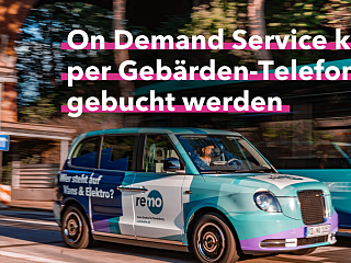 Shuttle-Fahrzeug vor einem Bus Shuttle-Fahrzeug vor einem Bus mit dem Schriftzug: On Demand Service kann per Gebärden-Telefon gebucht werden