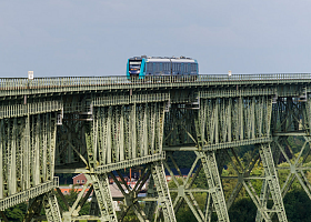 Zug auf Gleisbrücke
