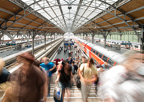 Lübecker Bahnhof mit verschwommenen Menschen