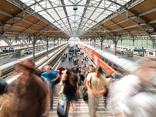 Lübecker Bahnhof mit verschwommenen Menschen