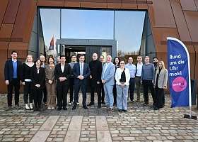 Menschengruppe vor Gebäude beim UITP