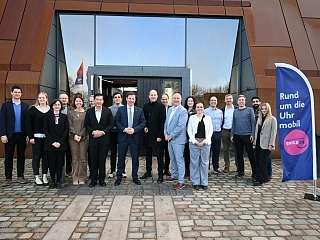 Menschengruppe vor Gebäude beim UITP