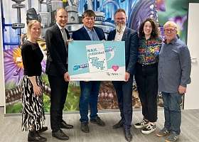 v. l. n. r.: Sally Thiemann (Teamleitung Jobticket-Vertriebsteam SWN Verkehr GmbH), Dr. Arne Beck (Geschäftsführung NAH.SH), Tillman Frank (Geschäftsführung e-nema) und Claus Ruhe Madsen (Verkehrsminister SH) sowie Maria Touceda (Teamleiterin Forschung e-