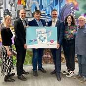 v. l. n. r.: Sally Thiemann (Teamleitung Jobticket-Vertriebsteam SWN Verkehr GmbH), Dr. Arne Beck (Geschäftsführung NAH.SH), Tillman Frank (Geschäftsführung e-nema) und Claus Ruhe Madsen (Verkehrsminister SH) sowie Maria Touceda (Teamleiterin Forschung e-