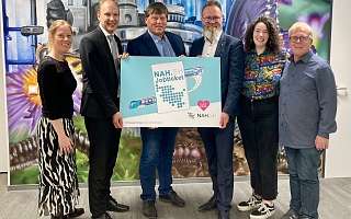 v. l. n. r.: Sally Thiemann (Teamleitung Jobticket-Vertriebsteam SWN Verkehr GmbH), Dr. Arne Beck (Geschäftsführung NAH.SH), Tillman Frank (Geschäftsführung e-nema) und Claus Ruhe Madsen (Verkehrsminister SH) sowie Maria Touceda (Teamleiterin Forschung e-