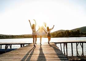 Menschen auf einem Steg