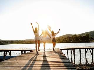 Menschen auf einem Steg