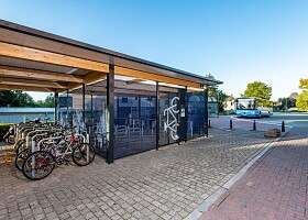 Bike+Ride Anlage mit Fahrrädern und einem Bus rechts im Bild