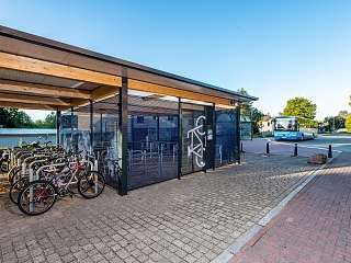 Bike+Ride Anlage mit Fahrrädern und einem Bus rechts im Bild